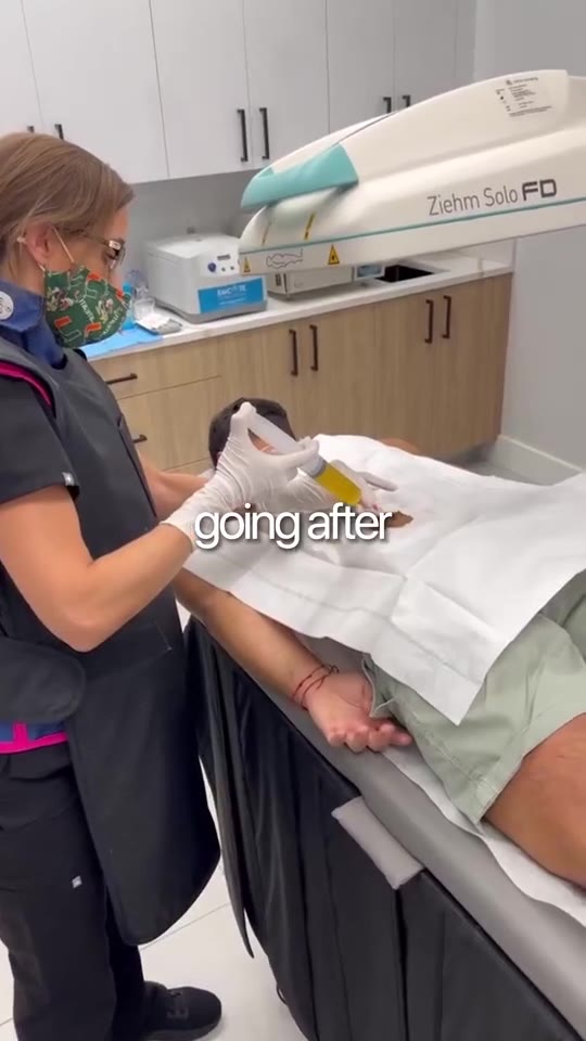 Elite Relief MD clinician treating a patient